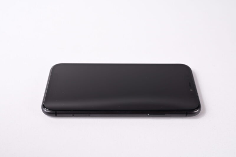 Apple-iPhone-11-Crni