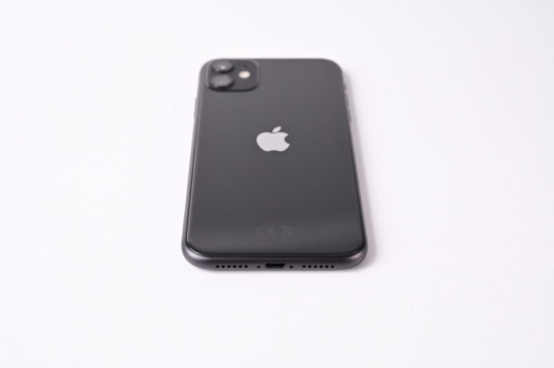 Apple-iPhone-11-Crni