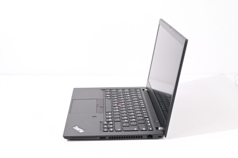 Lenovo ThinkPad T14s Gen 1 laptop – desna strana sa LAN portom i ventilacionim otvorima